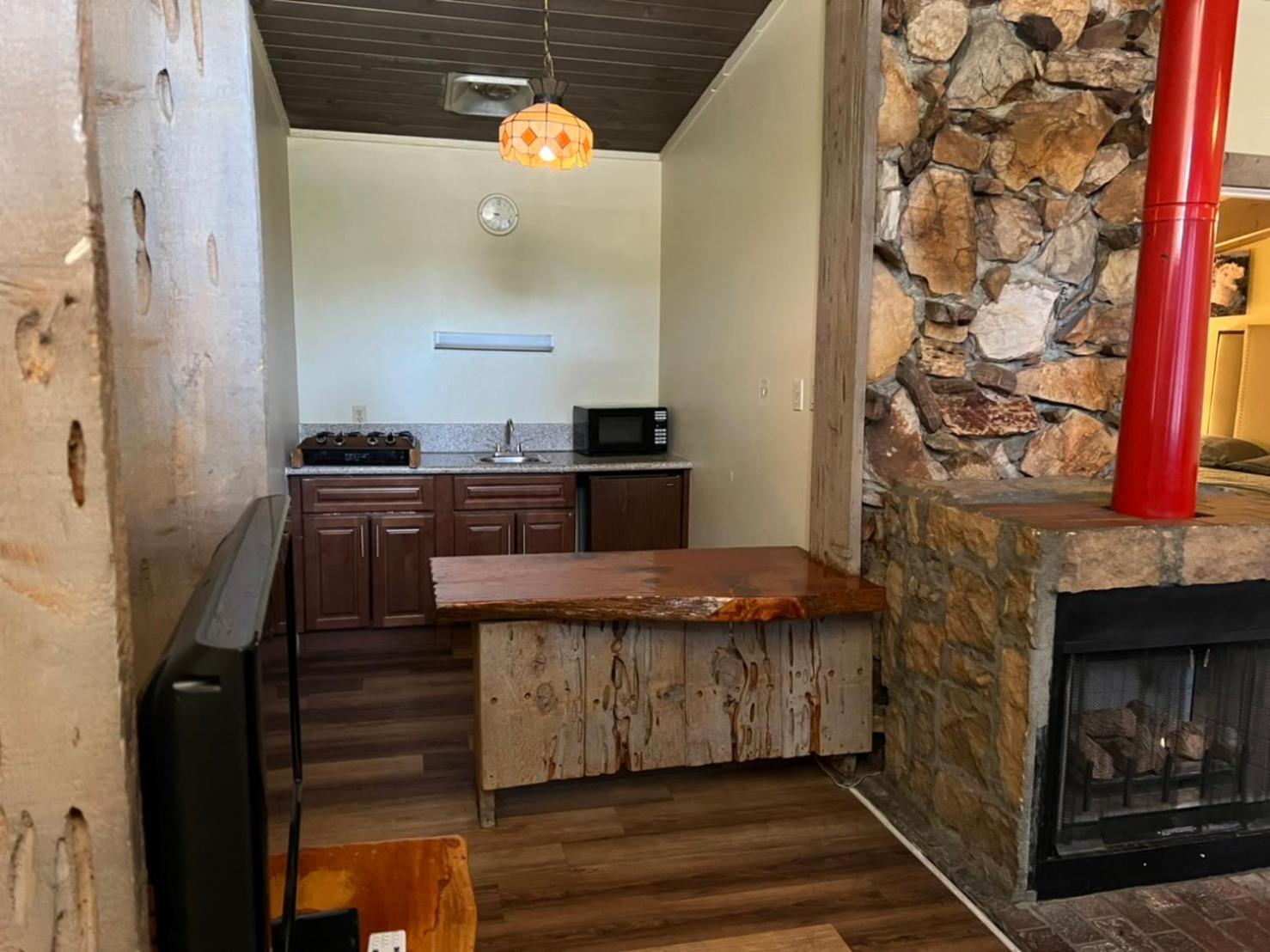 Omeo Big Bear Hotel